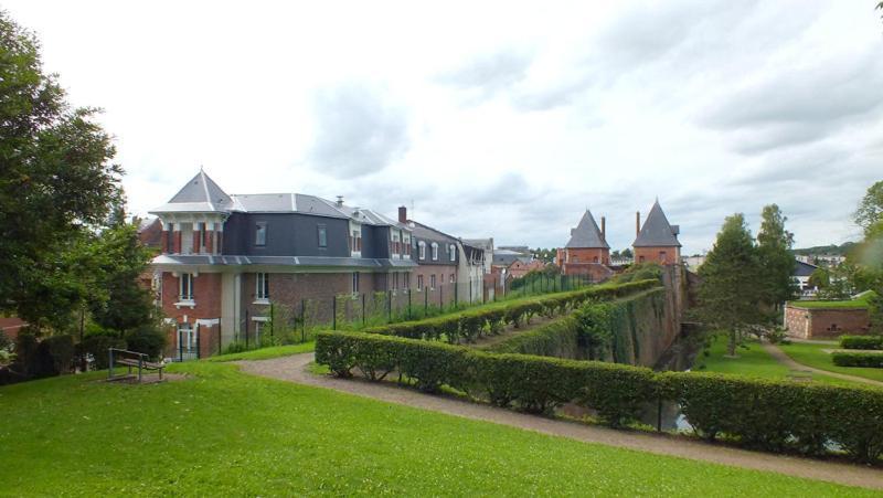 Auberge Des Remparts Перонн Экстерьер фото